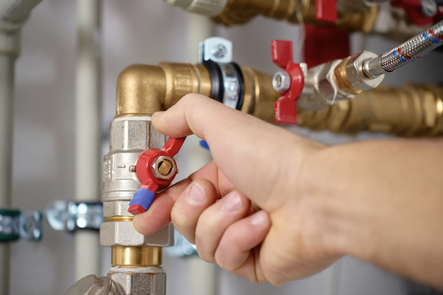 Diy homeowner turning off main water supply
